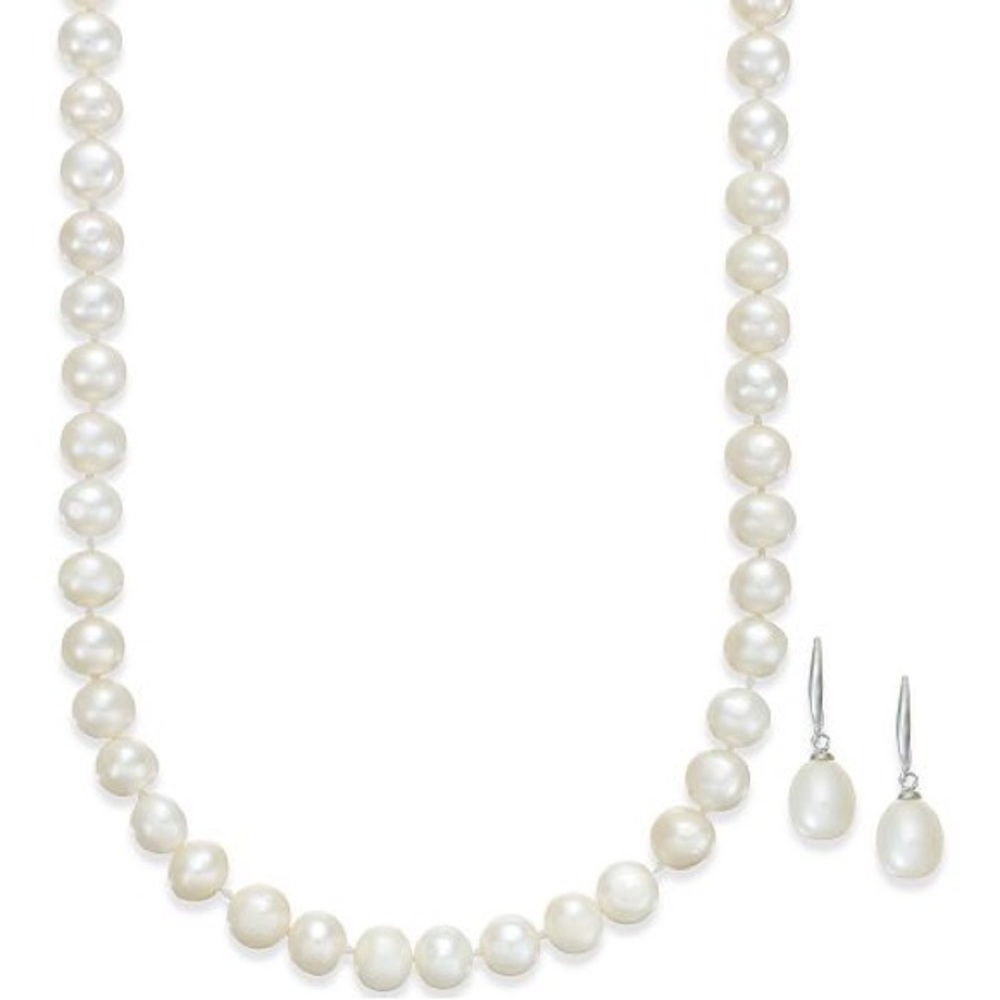 NWT AUTHENTIC pearl strand.